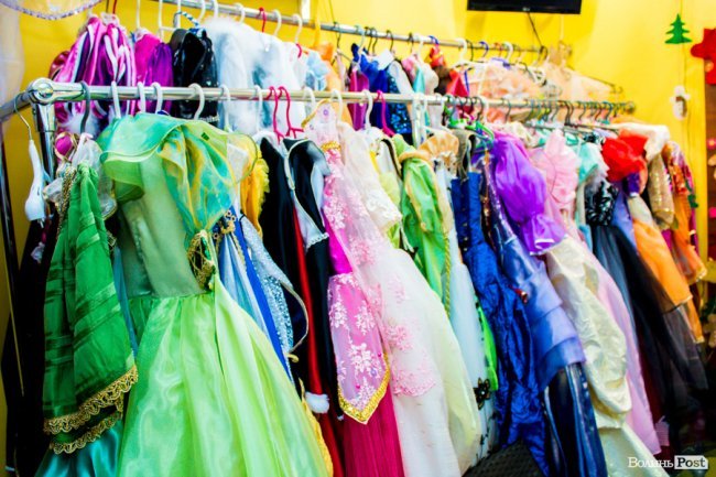 Не сніжинки і не зайчики: які новорічні костюми шукають для дітей у Луцьку і яка ціна