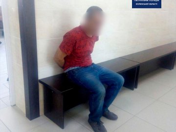 Лаявся, кидався на поліцейську та хотів забрати зброю: у Ковелі затримали агресивного чоловіка. ФОТО