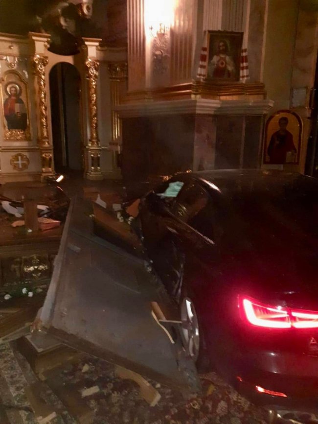 У Тернополі водійка «влетіла» у храм і розтрощила майно 