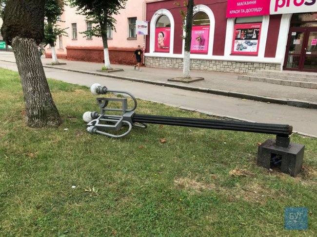 У місті на Волині повалили ліхтар