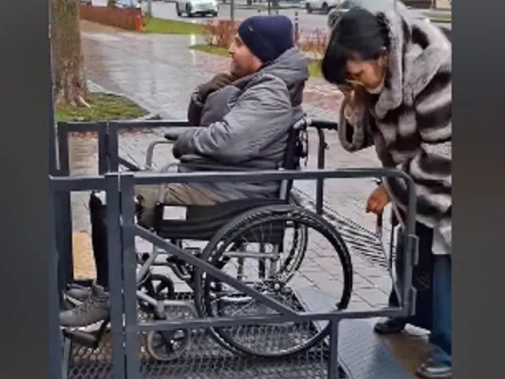 Більше мінусів, ніж плюсів: у Луцьку затестили підіймальну платформу біля аптеки