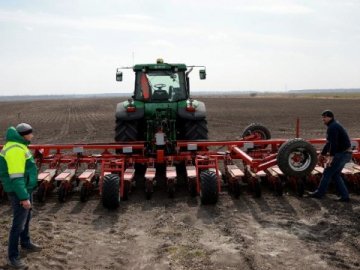 Окупанти пригнали викрадені з Мелітополя комбайни до Чечні, але не можуть їх увімкнути, – CNN