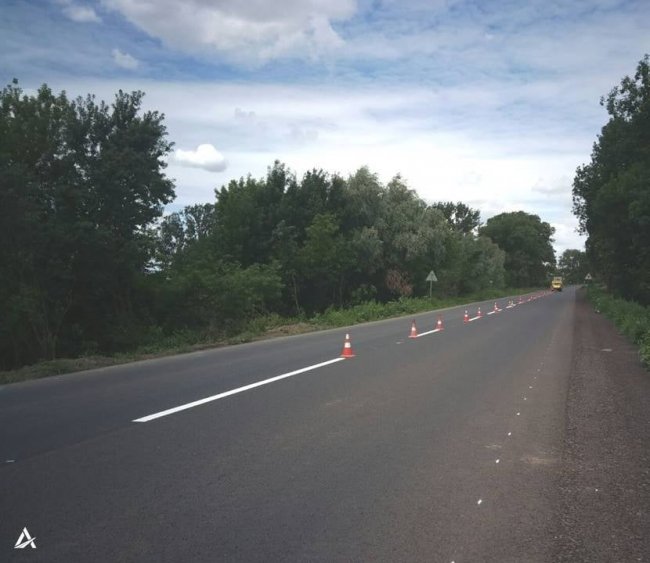 На відремонтованій ділянці дороги на Волині наносять дорожню розмітку