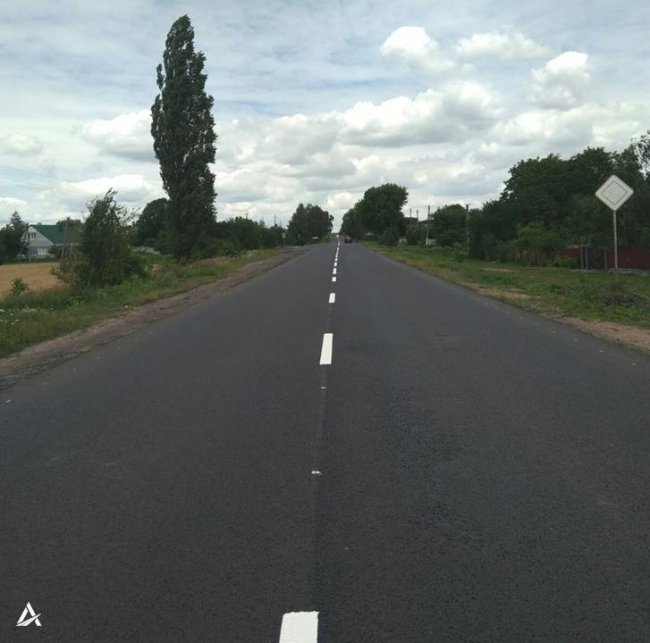На відремонтованій ділянці дороги на Волині наносять дорожню розмітку