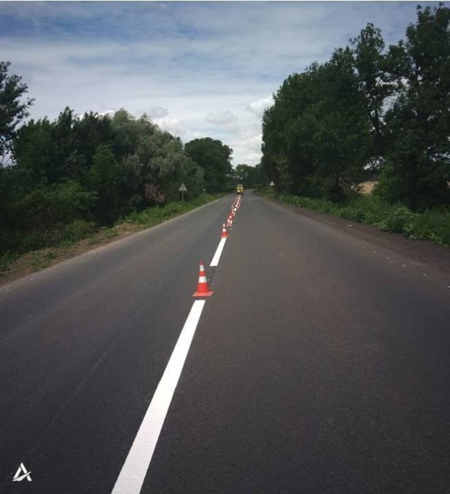 На відремонтованій ділянці дороги на Волині наносять дорожню розмітку