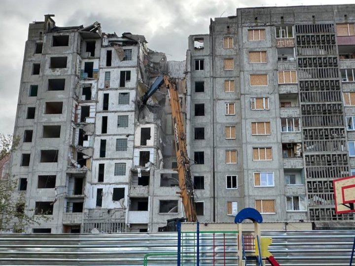 У Луцьку почали зносити стіни секції багатоповерхівки, пошкодженої під час російської атаки