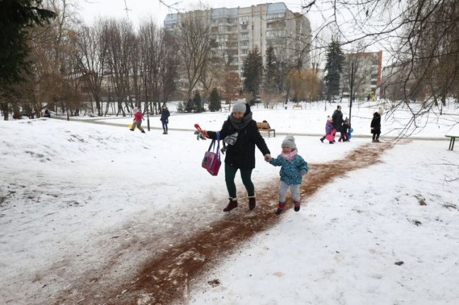 У Львові комунальники обробляли зледенілі доріжки кавовою гущею. ФОТО