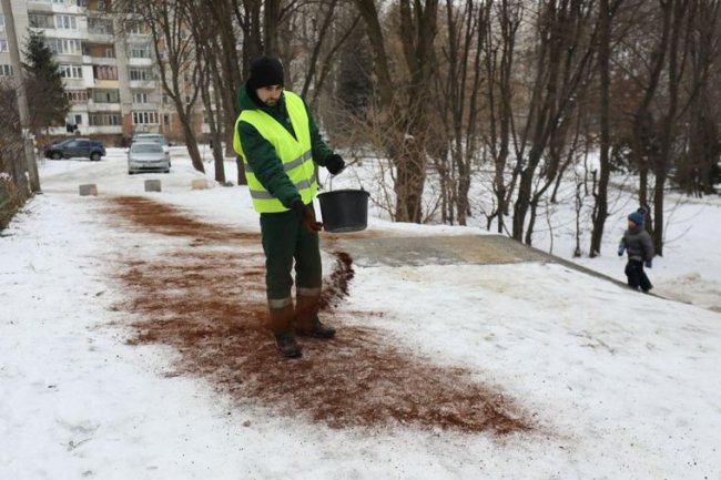 У Львові комунальники обробляли зледенілі доріжки кавовою гущею. ФОТО