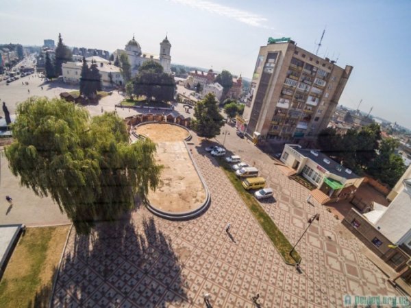 Стало (зникнення дерев на цвинтарі біля собору, будівництво у дворах на Волі)