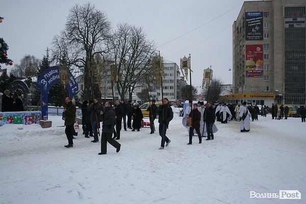 У Луцьку на  Водохреще близько  сотні людей купалися в крижаній воді. ФОТО