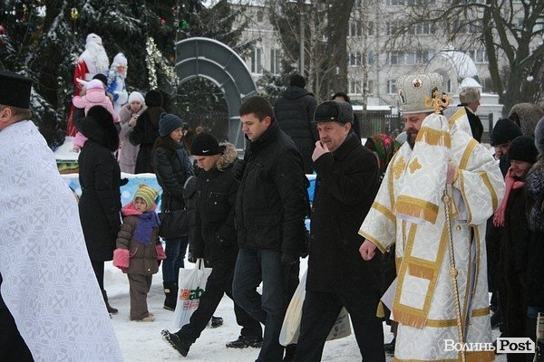 У Луцьку на  Водохреще близько  сотні людей купалися в крижаній воді. ФОТО
