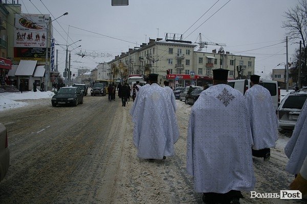 У Луцьку на  Водохреще близько  сотні людей купалися в крижаній воді. ФОТО