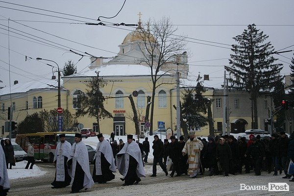У Луцьку на  Водохреще близько  сотні людей купалися в крижаній воді. ФОТО