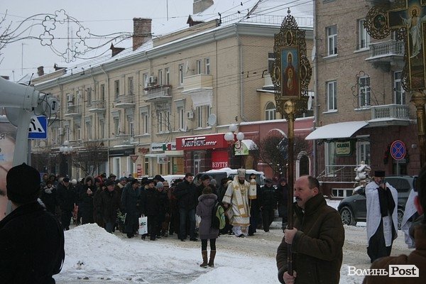 У Луцьку на  Водохреще близько  сотні людей купалися в крижаній воді. ФОТО