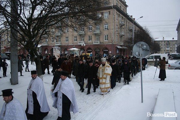 У Луцьку на  Водохреще близько  сотні людей купалися в крижаній воді. ФОТО