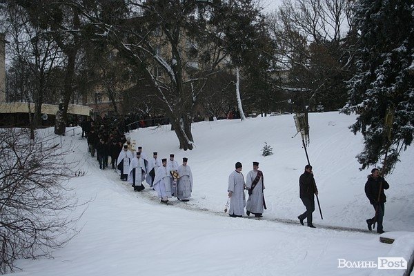 У Луцьку на  Водохреще близько  сотні людей купалися в крижаній воді. ФОТО