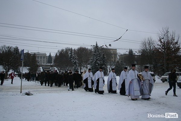 У Луцьку на  Водохреще близько  сотні людей купалися в крижаній воді. ФОТО