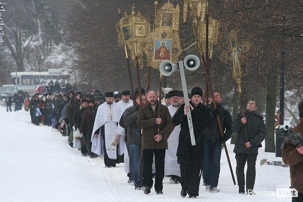 У Луцьку на  Водохреще близько  сотні людей купалися в крижаній воді. ФОТО