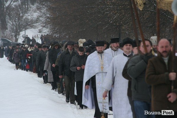 У Луцьку на  Водохреще близько  сотні людей купалися в крижаній воді. ФОТО