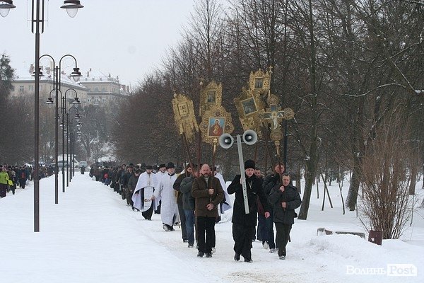 У Луцьку на  Водохреще близько  сотні людей купалися в крижаній воді. ФОТО