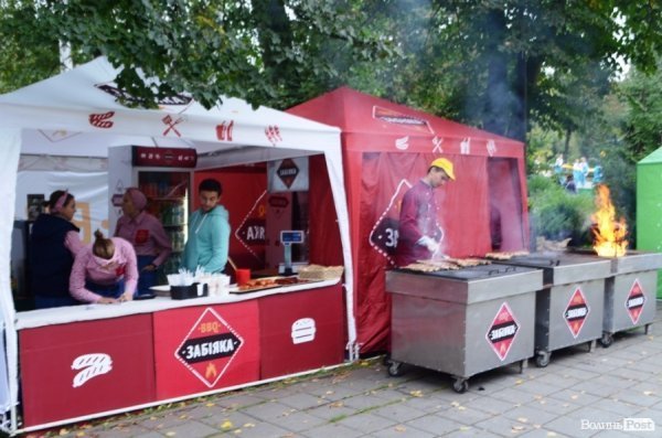 На луцькому «Фестивалі національної кухні» свиню почали пекти ще уночі. ФОТО