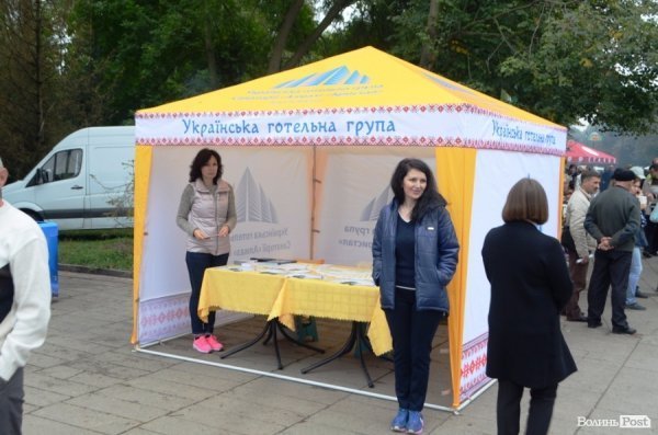 На луцькому «Фестивалі національної кухні» свиню почали пекти ще уночі. ФОТО