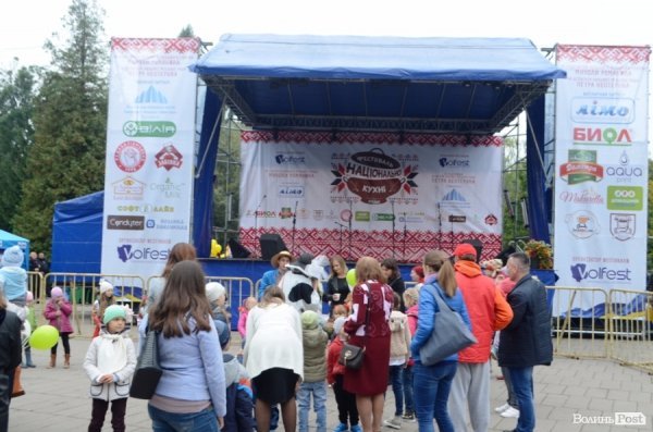 На луцькому «Фестивалі національної кухні» свиню почали пекти ще уночі. ФОТО