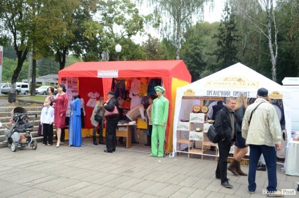 На луцькому «Фестивалі національної кухні» свиню почали пекти ще уночі. ФОТО