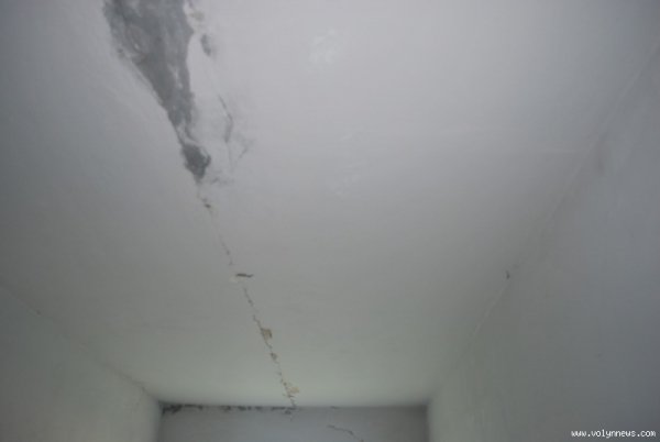 Мешканці будинку, де стався обвал, і далі бояться за своє життя