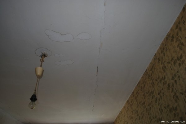 Мешканці будинку, де стався обвал, і далі бояться за своє життя