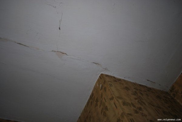 Мешканці будинку, де стався обвал, і далі бояться за своє життя