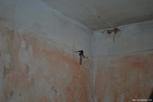 Мешканці будинку, де стався обвал, і далі бояться за своє життя