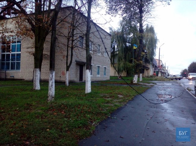 Через буревій у Нововолинську знеструмлені вулиці та повалені дерева