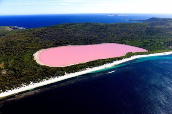 Photo Ockert Le Roux.Lake Hillier, Australia