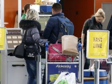 Щохвилини Україну покидає дві людини