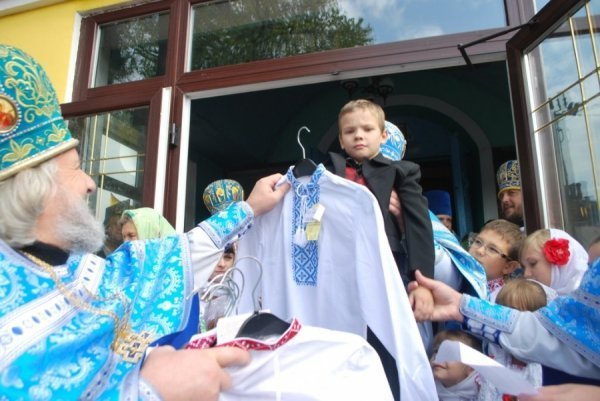 Волинські священики подарували вишиванки дітям, батьки яких воюють на сході. ФОТО