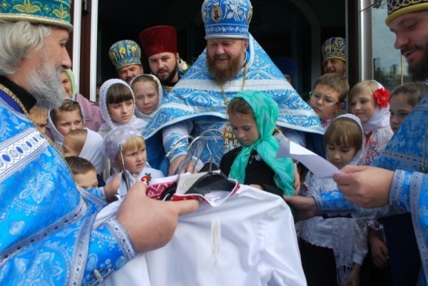Волинські священики подарували вишиванки дітям, батьки яких воюють на сході. ФОТО
