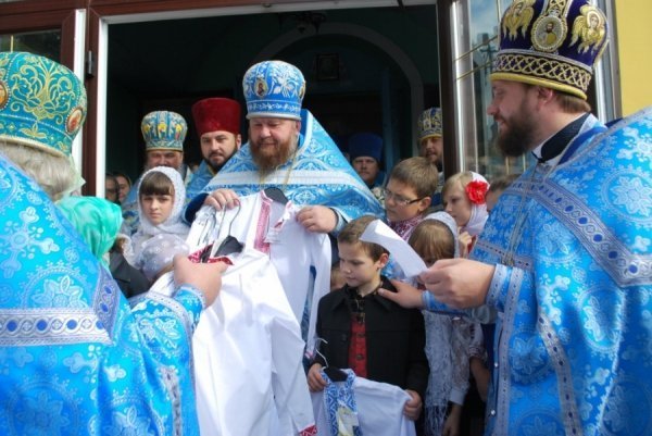 Волинські священики подарували вишиванки дітям, батьки яких воюють на сході. ФОТО