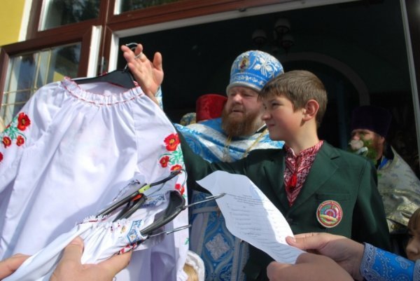Волинські священики подарували вишиванки дітям, батьки яких воюють на сході. ФОТО