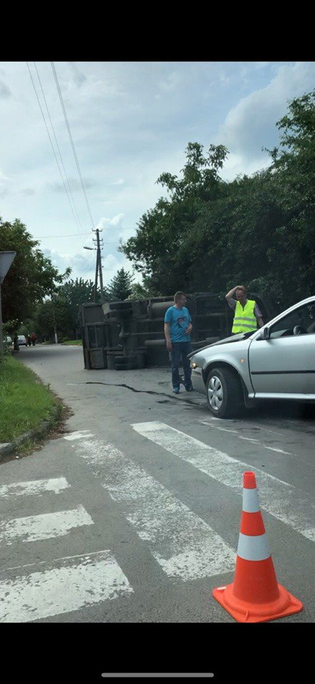 У Луцьку перекинулася вантажівка і перегородила дорогу