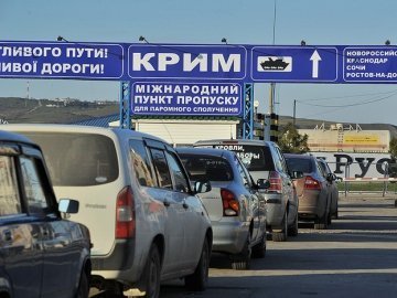 У черзі на пором з Криму побилися росіянки. ВІДЕО