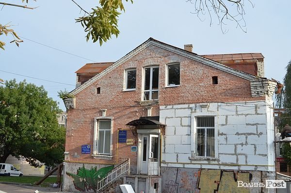 У Луцьку «культурна спадщина» падає на перехожих. ФОТО