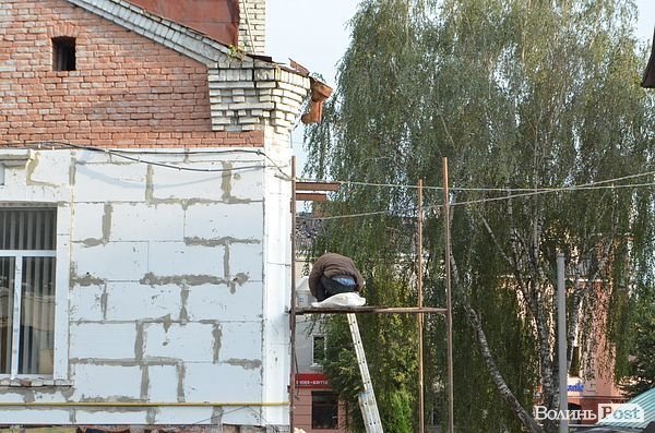 У Луцьку «культурна спадщина» падає на перехожих. ФОТО
