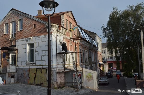 У Луцьку «культурна спадщина» падає на перехожих. ФОТО