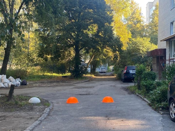 У одному з дворів луцького будинку самовільно встановили обмежувачі