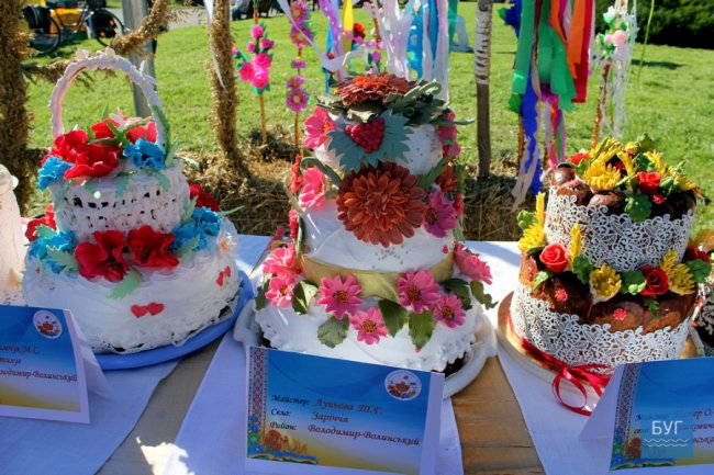 До Володимира привезли короваї з усієї області. ФОТО