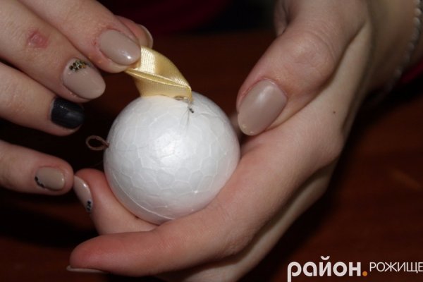 Волинська майстриня показала, як зробити новорічну іграшку власноруч 