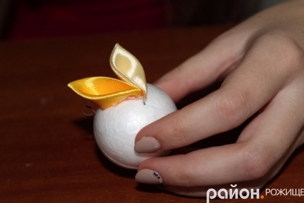 Волинська майстриня показала, як зробити новорічну іграшку власноруч 