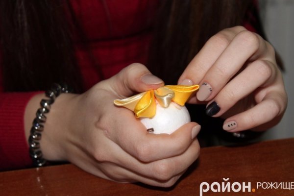 Волинська майстриня показала, як зробити новорічну іграшку власноруч 