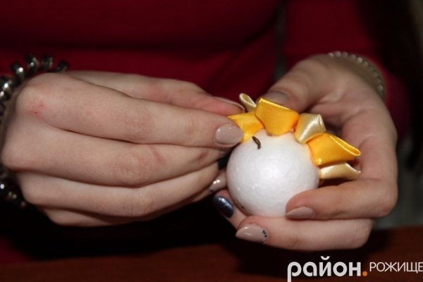 Волинська майстриня показала, як зробити новорічну іграшку власноруч 